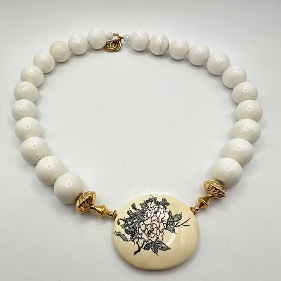 17" Ceramic beaded and Scrimshaw-style pendant vintage necklace! - Picture 14 of 16